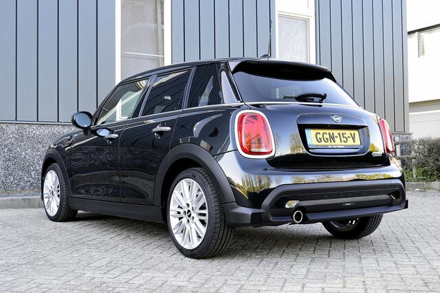 Mini COOPER Mini 1.5 Camden Plus Edition Rijklaarprijs-Garantie Leder sport interieur Camera led apple carplay Airco