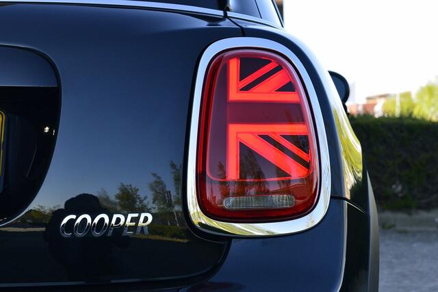 Mini COOPER Mini 1.5 Camden Plus Edition Rijklaarprijs-Garantie Leder sport interieur Camera led apple carplay Airco