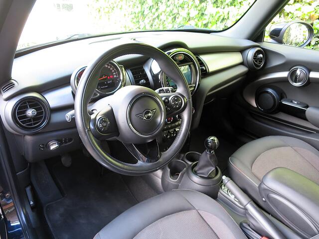 Mini COOPER 1.5 One Pepper F56 LCI met LED, Park ass., DAB, Navi en 17"