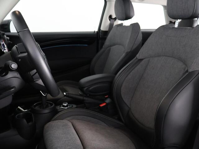 Mini COOPER 3-Deurs 1.5 Sports Classic Automaat | Apple Carplay & AndroidAUTO | Parkeersensoren | 1e eigenaar |