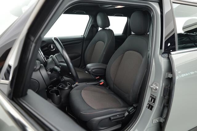 Mini COOPER 5-Deurs 1.5 136 PK Business | Rijklaar | Orig. NL | S/K-dak | 5-deurs | Climate | Cruise | NAV | Bluetooth | 16'' | Elek. Ramen V