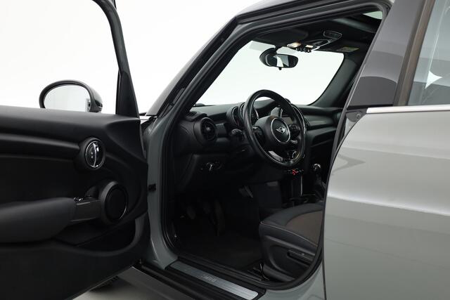 Mini COOPER 5-Deurs 1.5 136 PK Business | Rijklaar | Orig. NL | S/K-dak | 5-deurs | Climate | Cruise | NAV | Bluetooth | 16'' | Elek. Ramen V