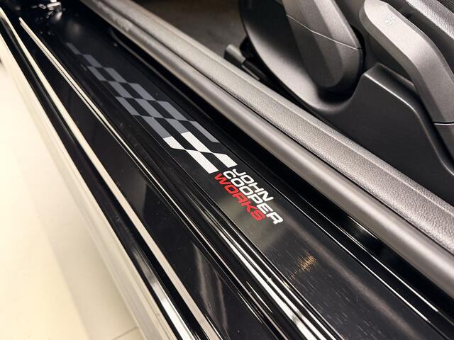 Mini COOPER 3-Deurs 1.5 C John Cooper Works | Achteruitrijcamera | Apple Carplay | Sportstoelen