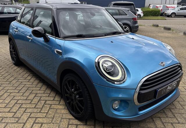Mini COOPER 5-Deurs 1.5 Chili 136PK | PANO | NL AUTO | Luxe Stoelen | Parkeersensoren | Airco | Navigatie | Cruise Control | 2 Sleutels | Lichtmetalen Velgen |