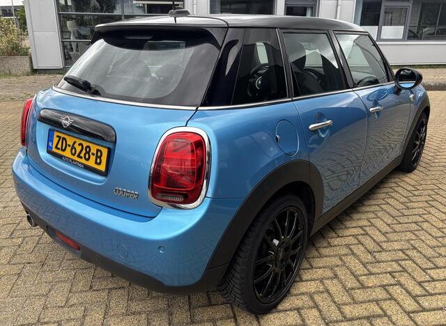 Mini COOPER 5-Deurs 1.5 Chili 136PK | PANO | NL AUTO | Luxe Stoelen | Parkeersensoren | Airco | Navigatie | Cruise Control | 2 Sleutels | Lichtmetalen Velgen |