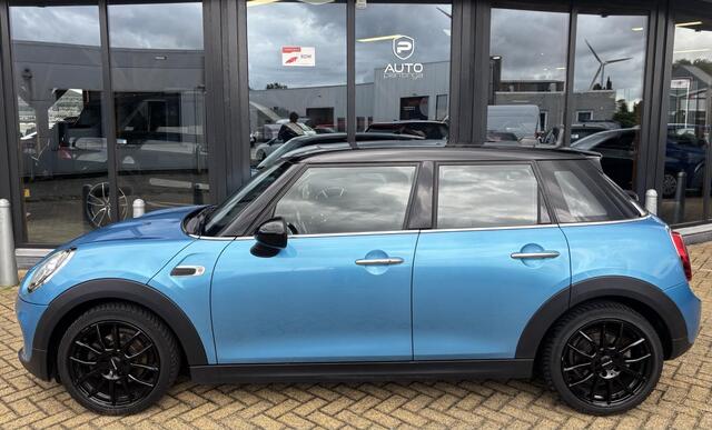 Mini COOPER 5-Deurs 1.5 Chili 136PK | PANO | NL AUTO | Luxe Stoelen | Parkeersensoren | Airco | Navigatie | Cruise Control | 2 Sleutels | Lichtmetalen Velgen |