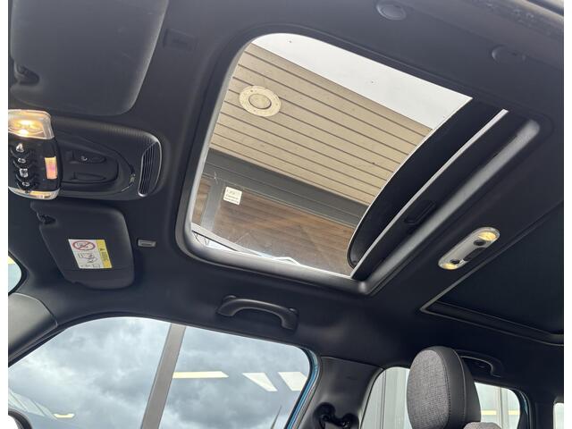 Mini COOPER 5-Deurs 1.5 Chili 136PK | PANO | NL AUTO | Luxe Stoelen | Parkeersensoren | Airco | Navigatie | Cruise Control | 2 Sleutels | Lichtmetalen Velgen |