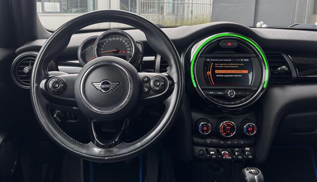 Mini COOPER 5-Deurs 1.5 Chili 136PK | PANO | NL AUTO | Luxe Stoelen | Parkeersensoren | Airco | Navigatie | Cruise Control | 2 Sleutels | Lichtmetalen Velgen |