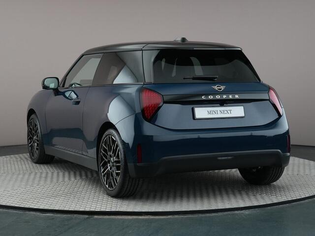 Mini COOPER 3-Deurs E Favoured 40.7 kWh | Pakket L | Panoramadak | Comfort Access | Harman Kardon |
