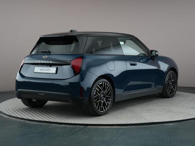 Mini COOPER 3-Deurs E Favoured 40.7 kWh | Pakket L | Panoramadak | Comfort Access | Harman Kardon |