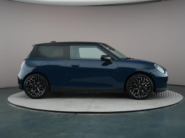 Mini COOPER 3-Deurs E Favoured 40.7 kWh | Pakket L | Panoramadak | Comfort Access | Harman Kardon |