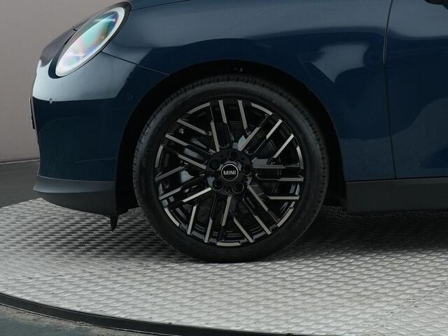 Mini COOPER 3-Deurs E Favoured 40.7 kWh | Pakket L | Panoramadak | Comfort Access | Harman Kardon |