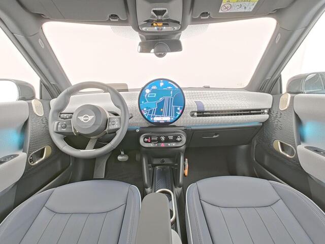 Mini COOPER 3-Deurs E Favoured 40.7 kWh | Pakket L | Panoramadak | Comfort Access | Harman Kardon |