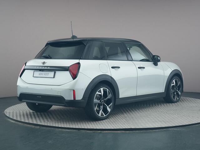 Mini COOPER 5-Deurs 1.5 C Classic | Pakket M | Comfort Access | Panoramadak | Stoelverwarming | Head-up display |