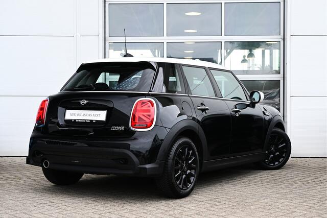 Mini COOPER Hatchback Camden Automaat / LED / Cruise Control / Multifunctioneel stuurwiel / 16" LM Victory Spoke zwart