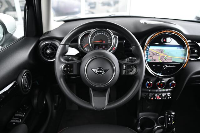 Mini COOPER Hatchback Camden Automaat / LED / Cruise Control / Multifunctioneel stuurwiel / 16" LM Victory Spoke zwart