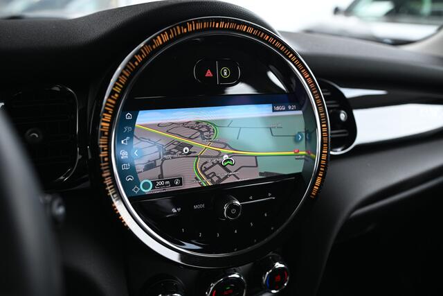 Mini COOPER Hatchback Camden Automaat / LED / Cruise Control / Multifunctioneel stuurwiel / 16" LM Victory Spoke zwart