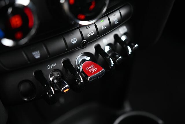 Mini COOPER Hatchback Camden Automaat / LED / Cruise Control / Multifunctioneel stuurwiel / 16" LM Victory Spoke zwart