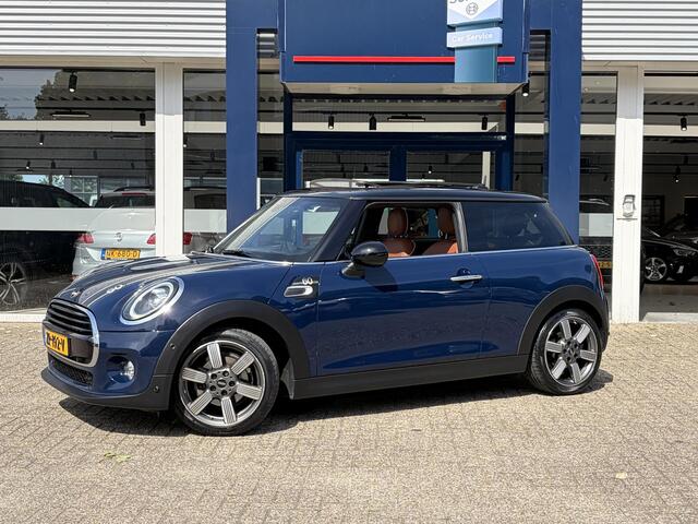 Mini COOPER 3-Deurs 1.5 60 Years Edition / Automaat / NL-Auto / Open-Panodak / Head-Up Display / Vol-Leder / Stoelverwarming / Cruise-Control / Apple-Carplay & Android-Auto / Draadloze-Telefoonlader / Climate-Control / Keyless / LED / PDC V+A / 17'' LMV / ENZ.