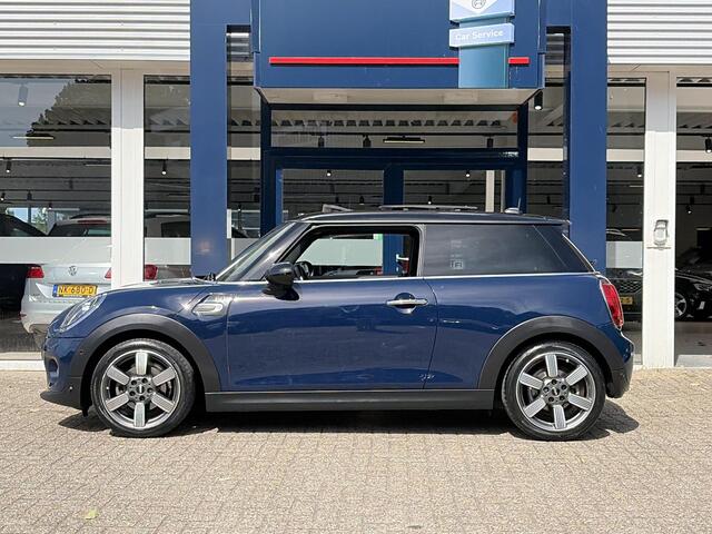 Mini COOPER 3-Deurs 1.5 60 Years Edition / Automaat / NL-Auto / Open-Panodak / Head-Up Display / Vol-Leder / Stoelverwarming / Cruise-Control / Apple-Carplay & Android-Auto / Draadloze-Telefoonlader / Climate-Control / Keyless / LED / PDC V+A / 17'' LMV / ENZ.