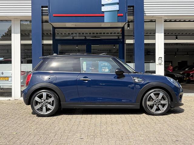 Mini COOPER 3-Deurs 1.5 60 Years Edition / Automaat / NL-Auto / Open-Panodak / Head-Up Display / Vol-Leder / Stoelverwarming / Cruise-Control / Apple-Carplay & Android-Auto / Draadloze-Telefoonlader / Climate-Control / Keyless / LED / PDC V+A / 17'' LMV / ENZ.