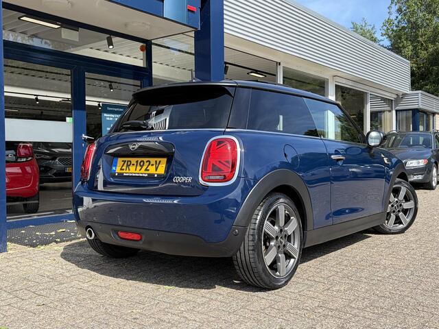 Mini COOPER 3-Deurs 1.5 60 Years Edition / Automaat / NL-Auto / Open-Panodak / Head-Up Display / Vol-Leder / Stoelverwarming / Cruise-Control / Apple-Carplay & Android-Auto / Draadloze-Telefoonlader / Climate-Control / Keyless / LED / PDC V+A / 17'' LMV / ENZ.