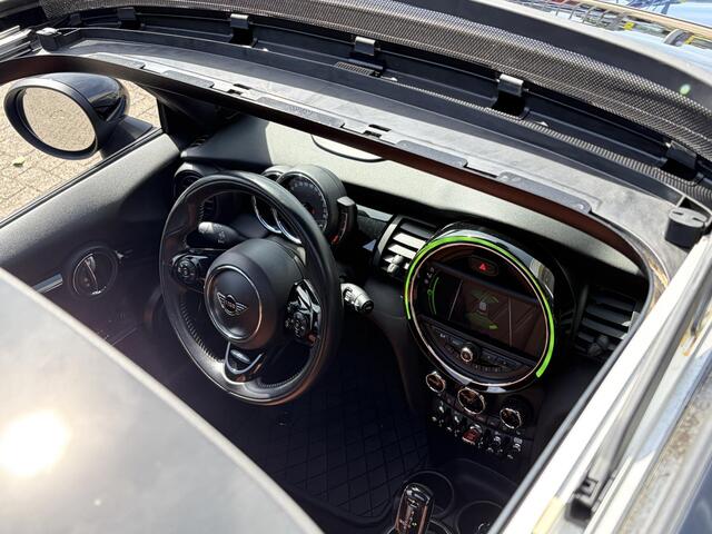 Mini COOPER 3-Deurs 1.5 60 Years Edition / Automaat / NL-Auto / Open-Panodak / Head-Up Display / Vol-Leder / Stoelverwarming / Cruise-Control / Apple-Carplay & Android-Auto / Draadloze-Telefoonlader / Climate-Control / Keyless / LED / PDC V+A / 17'' LMV / ENZ.