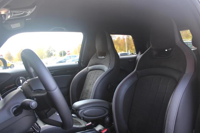 Mini COOPER 3-Deurs 1.5 136PK JOHN COOPER WORKS RESOLUTE ED. | AUTOMAAT | NAVIGATIE 8,8'' | DRAADLOOS APPLE CARPLAY | SFEERVERLICHTING | 17'' JCW VIJF DUBBELSPAAKS VELGEN IN GLOSS BLACK | JCW VOOR EN ACHTERBUMPER | JCW SPORTSTOELEN MET LEER/ALCATARA | JCW DORPEL INST