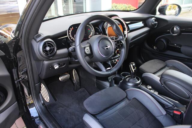 Mini COOPER 3-Deurs 1.5 136PK JOHN COOPER WORKS RESOLUTE ED. | AUTOMAAT | NAVIGATIE 8,8'' | DRAADLOOS APPLE CARPLAY | SFEERVERLICHTING | 17'' JCW VIJF DUBBELSPAAKS VELGEN IN GLOSS BLACK | JCW VOOR EN ACHTERBUMPER | JCW SPORTSTOELEN MET LEER/ALCATARA | JCW DORPEL INST