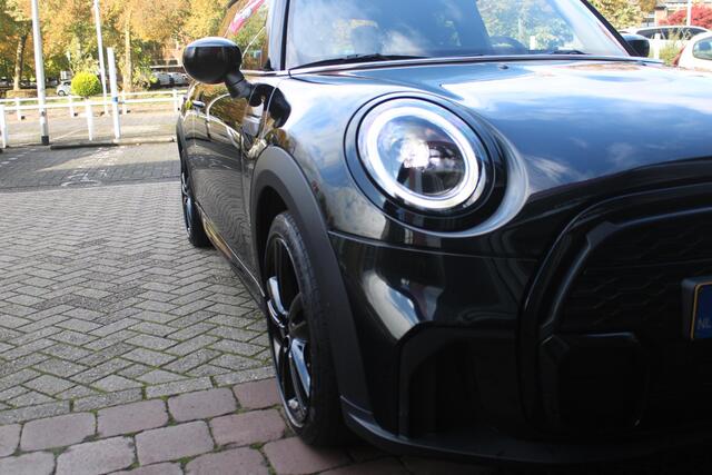 Mini COOPER 3-Deurs 1.5 136PK JOHN COOPER WORKS RESOLUTE ED. | AUTOMAAT | NAVIGATIE 8,8'' | DRAADLOOS APPLE CARPLAY | SFEERVERLICHTING | 17'' JCW VIJF DUBBELSPAAKS VELGEN IN GLOSS BLACK | JCW VOOR EN ACHTERBUMPER | JCW SPORTSTOELEN MET LEER/ALCATARA | JCW DORPEL INST