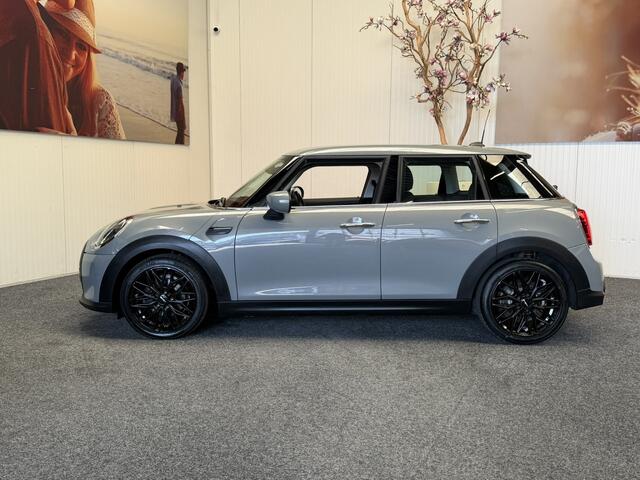 Mini COOPER 5-DEURS 1.5 CLASSIC NAVIGATIE CRUISE CONTROL CLIMATE CONTROL BLUETOOTH TELEFOON APPLE CARPLAY/ANDROID 17" LICHTMETALEN VELGEN PDC ZEER MOOI !!