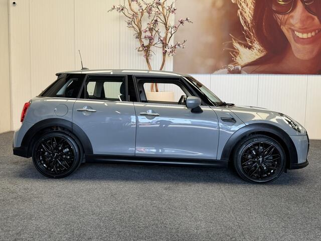 Mini COOPER 5-DEURS 1.5 CLASSIC NAVIGATIE CRUISE CONTROL CLIMATE CONTROL BLUETOOTH TELEFOON APPLE CARPLAY/ANDROID 17" LICHTMETALEN VELGEN PDC ZEER MOOI !!