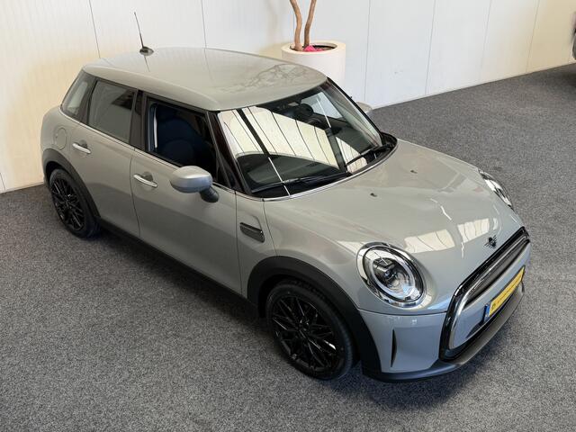 Mini COOPER 5-DEURS 1.5 CLASSIC NAVIGATIE CRUISE CONTROL CLIMATE CONTROL BLUETOOTH TELEFOON APPLE CARPLAY/ANDROID 17" LICHTMETALEN VELGEN PDC ZEER MOOI !!