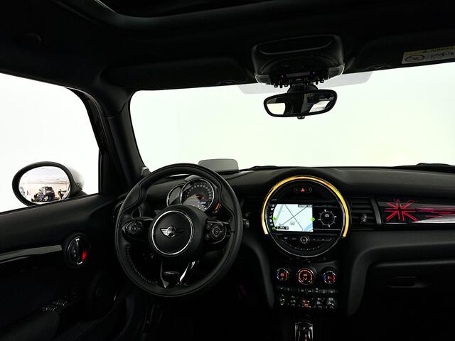 Mini COOPER 5-Deurs 1.5 Chili | Parkeersensoren | Stoelverwarming | Cruise control | Head-up display | Harman Kardon