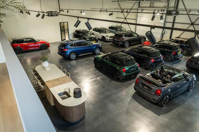 Mini COOPER 5-Deurs 1.5 C John Cooper Works M | Panorama | Leder | Head-Up | 18"LM | British Racing Green