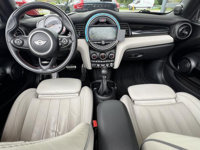 Mini COOPER Cabrio 1.5 136 pk Automaat JCW Navigatie Head-Up Display Harman Kardon Audio Sportstoelen leder Stoelverwarming Led Koplampen 18 Inch Velgen Parkeersensoren NL Auto John Cooper Works Pakket