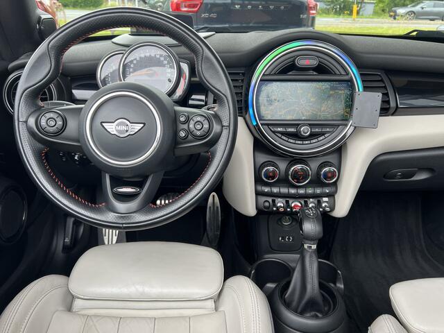 Mini COOPER Cabrio 1.5 136 pk Automaat JCW Navigatie Head-Up Display Harman Kardon Audio Sportstoelen leder Stoelverwarming Led Koplampen 18 Inch Velgen Parkeersensoren NL Auto John Cooper Works Pakket