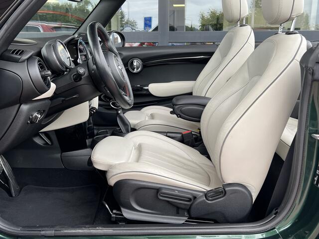 Mini COOPER Cabrio 1.5 136 pk Automaat JCW Navigatie Head-Up Display Harman Kardon Audio Sportstoelen leder Stoelverwarming Led Koplampen 18 Inch Velgen Parkeersensoren NL Auto John Cooper Works Pakket