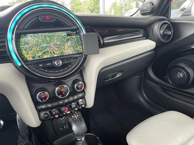 Mini COOPER Cabrio 1.5 136 pk Automaat JCW Navigatie Head-Up Display Harman Kardon Audio Sportstoelen leder Stoelverwarming Led Koplampen 18 Inch Velgen Parkeersensoren NL Auto John Cooper Works Pakket