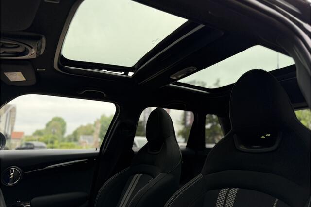 Mini COOPER 5-Deurs 1.5 Dalston JCW pakket | Panodak | Kuipstoelen | Sfeerverlichting | Stoelverwarming