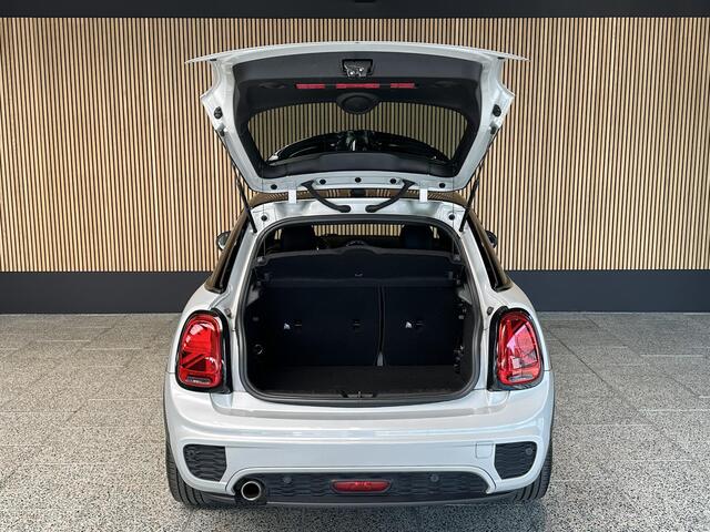 Mini COOPER 5-Deurs 1.5 Serious Business Mini 1.5 Cooper Serious Business King Cross uitvoering | JCW pakket | Camera