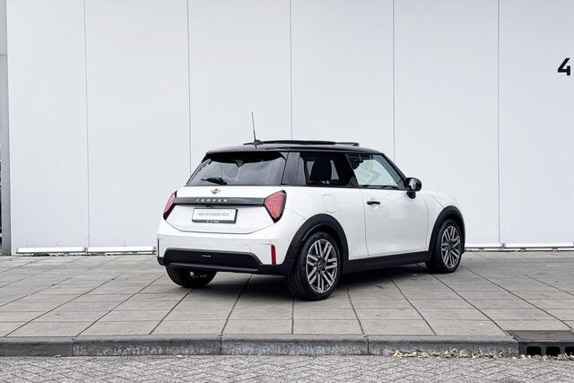 Mini COOPER 3 deurs C Favoured Schuifdak / Stuurwielrandverwarming / Head Up Display / Acteruitrijcamera / Stoelverwarming / Draadloosladen