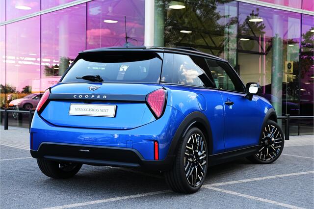 Mini COOPER Hatchback C Automaat / Favoured / Pakket XL / 18" Night Flash Spoke 2-tone