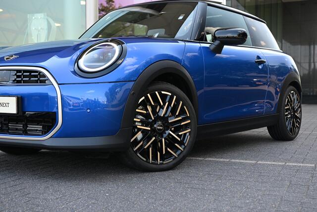 Mini COOPER Hatchback C Automaat / Favoured / Pakket XL / 18" Night Flash Spoke 2-tone