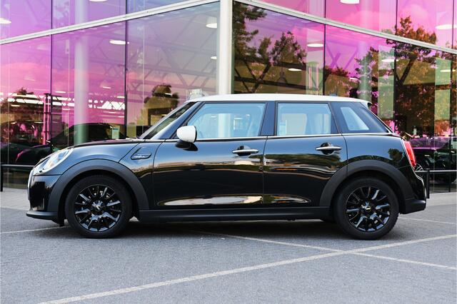 Mini COOPER Hatchback Classic Camden Automaat / Cruise Control / LED / Multifunctioneel stuurwiel / PDC / 16" LM Victory Spoke zwart