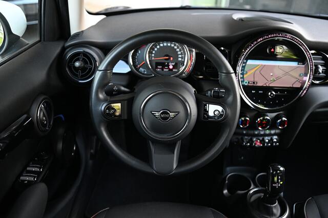 Mini COOPER Hatchback Classic Camden Automaat / Cruise Control / LED / Multifunctioneel stuurwiel / PDC / 16" LM Victory Spoke zwart