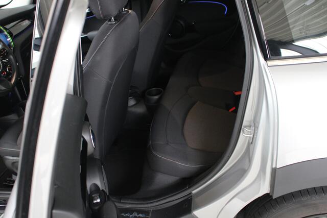 Mini COOPER 5-Deurs 1.5 Camden Edition Automaat | Navigatie | PDC | Cruise Control
