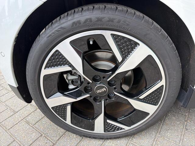 Mini COOPER 3-Deurs E | Pakket L | 40.7 kWh | Panorama | Head-Up | 18" | Harman Kardon |