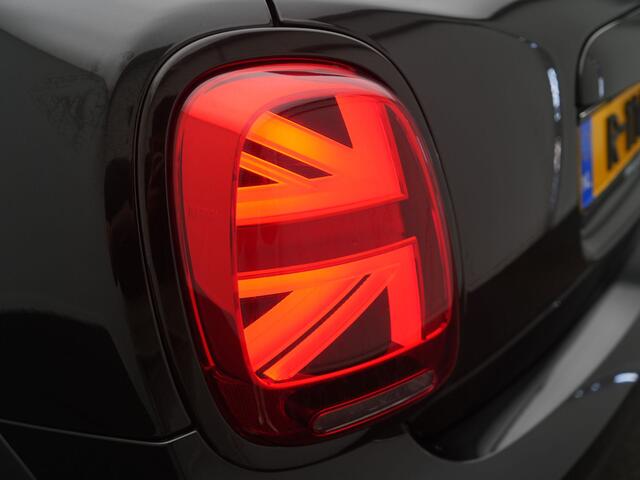 Mini COOPER 5-Deurs 1.5 Camden Plus Edition - RIJKLAARPRIJS - Automaat - Achteruitrijcamera - Head-Up Display - Elektrisch Glazen Panoramadak