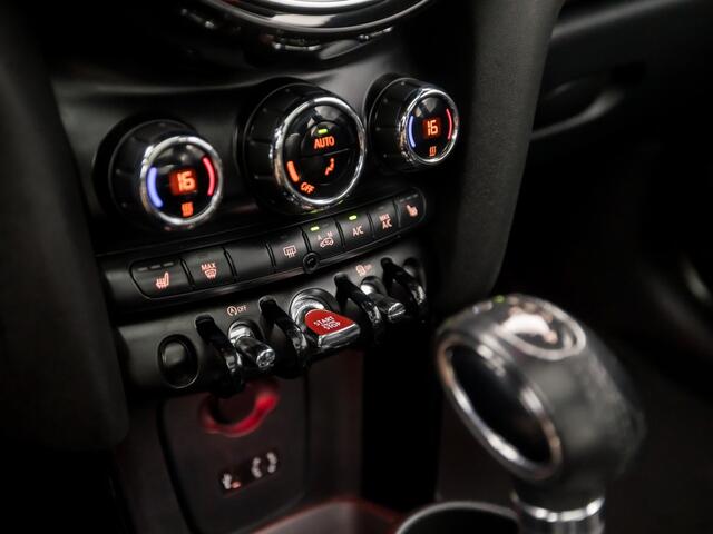 Mini COOPER 3-deurs 1.5 Chili Automaat 136Pk (PANORAMADAK, GROOT NAVI, LEDER, UNION JACK ACHTERLICHTEN, STOELVERWARMING, SPORTSTOELEN, GETINT GLAS, PARKEERSENSOREN, NIEUWSTAAT)